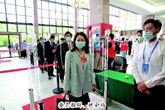     委员报到、进会场