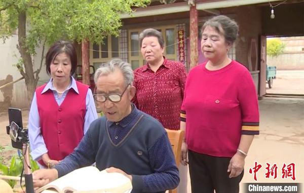 王跃庆低头念唱河西宝卷?！⊥醴?摄