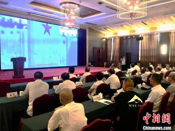 图为观看《寻?！芳吐计！∫睹?摄