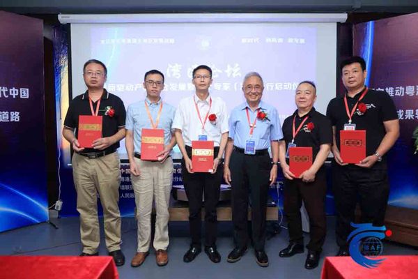 图片说明：王兆凯院士给一众博士颁发深圳众博院士专家工作站的高级研究员颁发聘书。人物（左起）：周礼红、陈能军（由照片中的高洪波代领）、吴奋生、王兆凯、冯春、丁恒