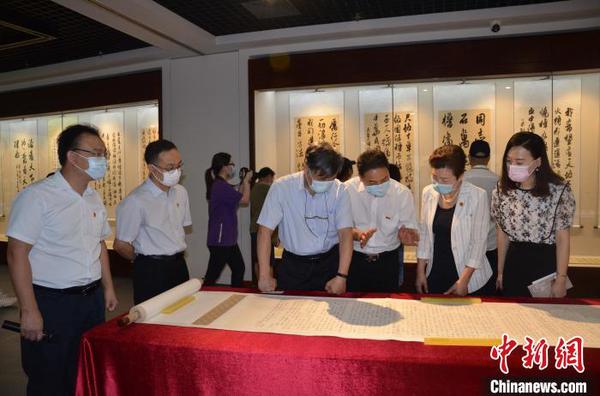 广东省红色家风书画展开幕百米长卷亮相