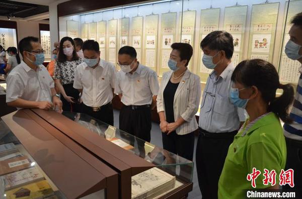 参观展览 罗泽明 摄 参观展览 罗泽明 摄