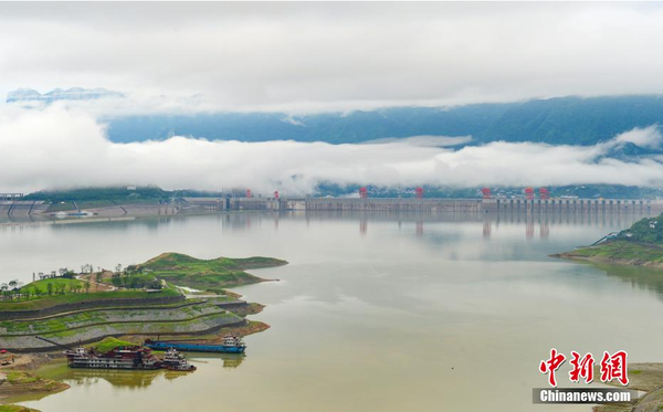 6月28日14时至29日2时，今年首轮4万立方米每秒洪水抵达三峡水库，三峡大坝压减出库流量拦蓄洪水。目前长江上游来水已转退，截至6月29日14时，三峡入库流量已降至37000立方米每秒，出库流量34500立方米每秒。因拦蓄洪水，三峡水库水位当日18时已涨至147.58米。 雷勇 摄