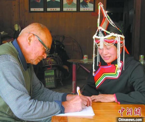 蓝玉聪致力于畲歌传唱，老伴雷成和成了她的“定制”词作者 泰顺县文化馆 供图 摄