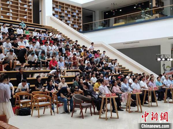 听众认真聆听?！⊥蹶魂?摄