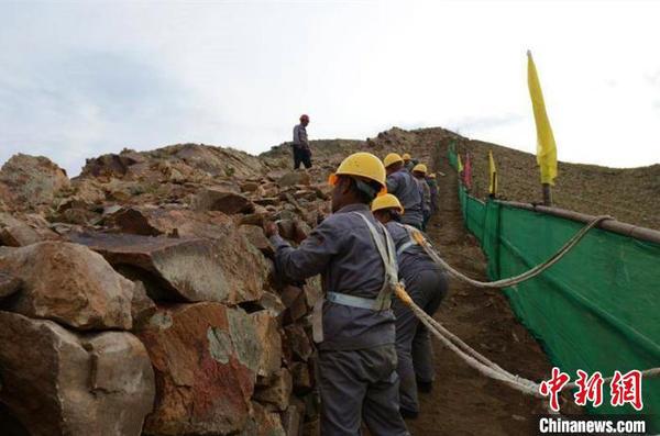 图为小佘太秦长城修缮现场?！×跷幕?摄