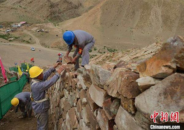 图为小佘太秦长城修缮现场?！×跷幕?摄