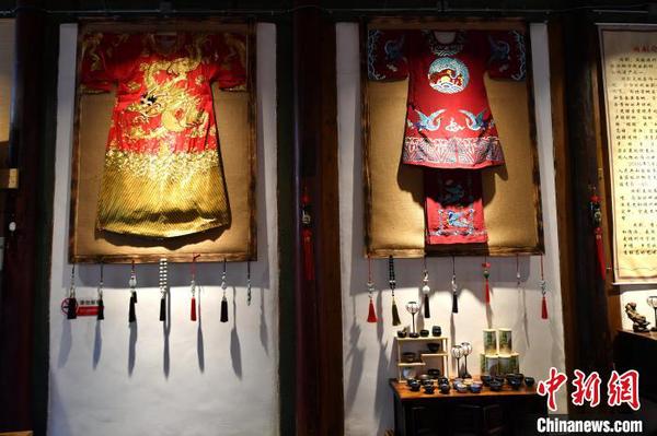 图为装饰在文化交流中心内的闽剧戏服?！÷烂?摄