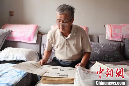 老党员集报剪报半世纪收藏报纸就是收藏历史