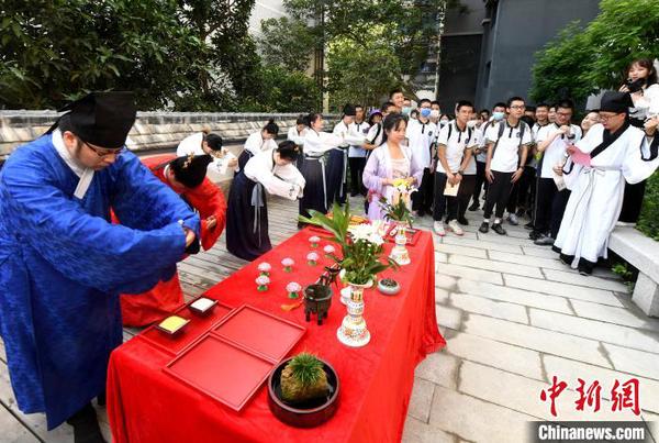 “状元”谢师礼仪式?！〖钦吡蹩筛?摄