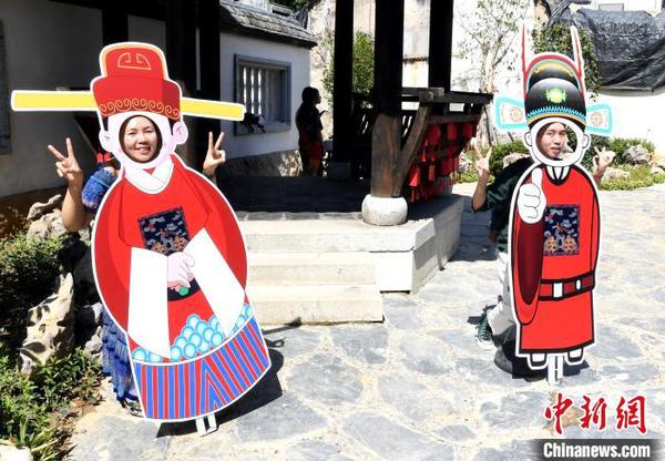 民众体验与古代状元卡通人物摆拍合影?！〖钦吡蹩筛?摄