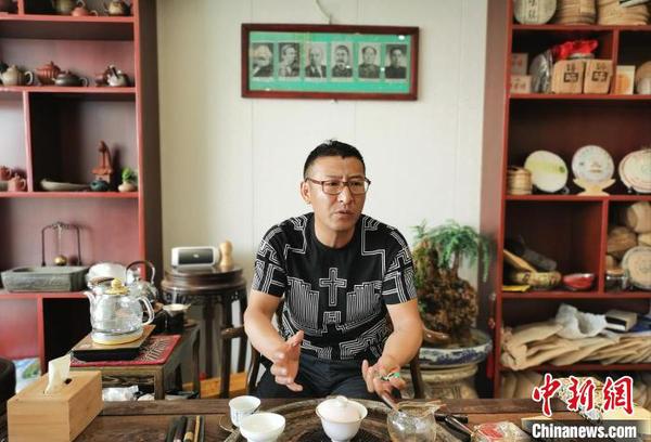 图为阚立文正在向记者介绍自己的想法。　李爱平 摄