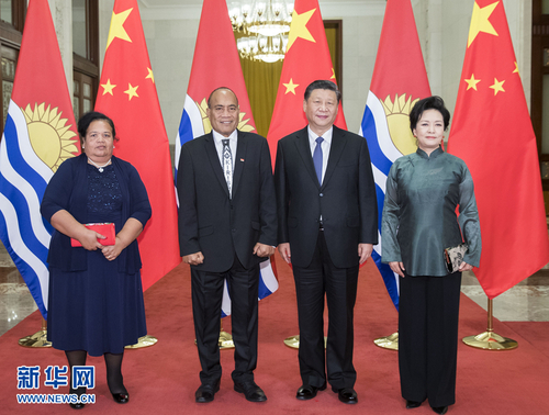 1月6日，国家主席习近平在北京人民大会堂同基里巴斯总统马茂会谈。这是会谈前，习近平和夫人彭丽媛同马茂总统夫妇合影。 新华社记者 黄敬文 摄