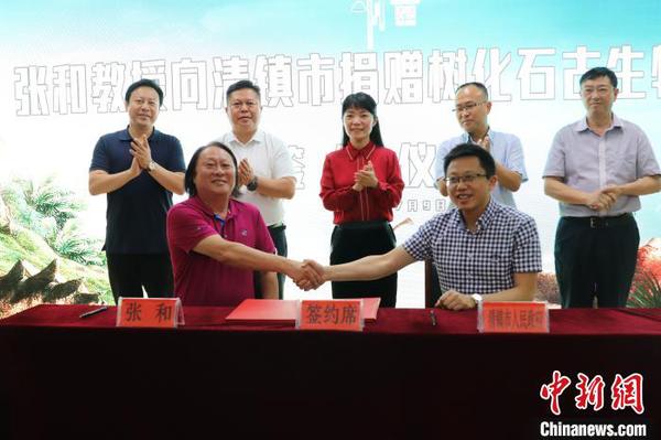 中国古脊椎动物学会理事张和向贵州清镇捐赠5600余件藏品