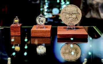 7月6日，正值良渚古城遗址成功申报世界文化遗产一周年。中国人民银行于当天发行世界遗产（良渚古城遗址）金银纪念币一套，首发仪式在浙江良渚古城遗址公园举行。    新华社发