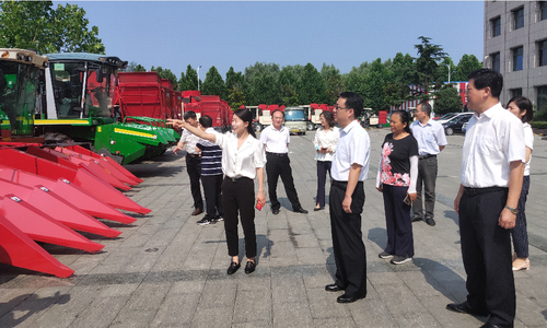 近日，山东省济宁市兖州区政协组织部分农业界委员、有关提案承办单位负责人及农机专家就“打造农机装备产业集群”重点提案办理专题协商。委员们先后到多家企业实地走访调研。图为委员们在山东金大丰机械有限公司听取新产品研发和销售情况介绍。