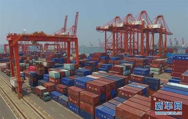 7月16日，国家统计局发布数据，初步核算，上半年国内生产总值456614亿元，按可比价格计算，同比下降1.6%。分季度看，一季度同比下降6.8%，二季度增长3.2%。这是工人在唐山港京唐港区集装箱货场操作机械设备调运集装箱（7月16日摄）。 新华社记者 杨世尧 摄