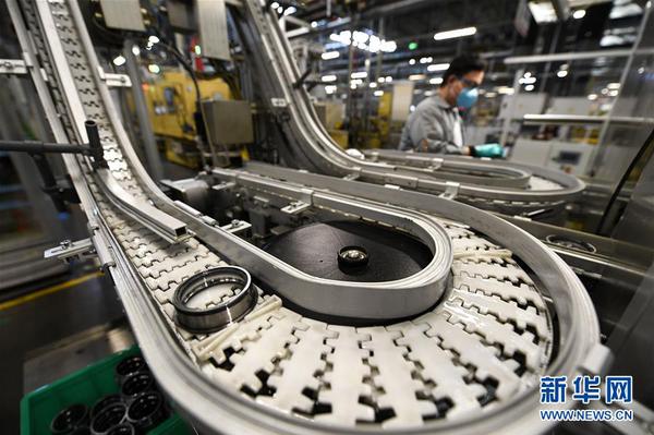 在宁夏银川市经济开发区内，舍弗勒（宁夏）有限公司员工在汽车轴承车间忙碌（3月11日摄）。 新华社记者 冯开华 摄