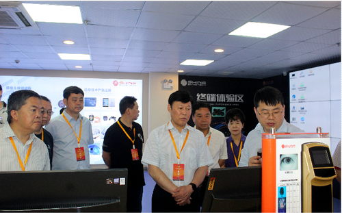 七月二十八日，重庆市大足区政协组织委员开展视察“工业强区”活动。图为委员们正在盛泰光电了解企业生产情况，体验高端科技产品。