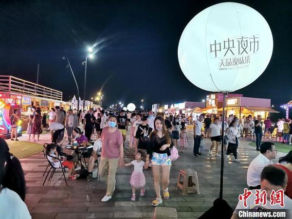 热闹的夜市?！≌怨鸹?摄