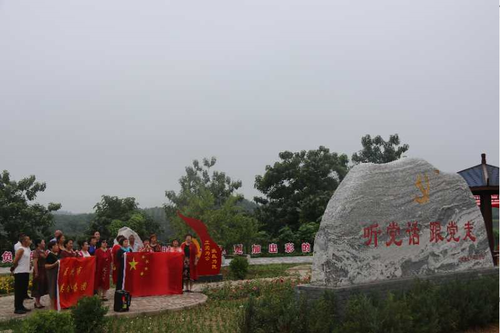 孟州市群英合唱团几十名团员正在演唱红歌 孟州市群英合唱团几十名团员正在演唱红歌