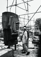 熊秉明在北京铁工厂制作《鲁迅像》（摄于1998年）