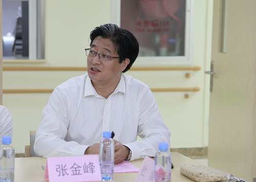 区政协委员张金峰做情况汇报 区政协委员张金峰做情况汇报