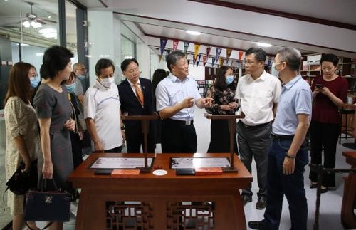 参观王府校园与科学技术实践创新实验室 参观王府校园与科学技术实践创新实验室