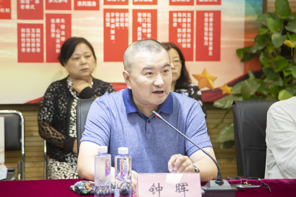 钟晖委员介绍工作室情况 钟晖委员介绍工作室情况