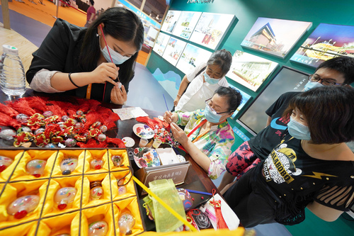 非遗内画壶展示 非遗内画壶展示