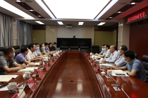 与会人员交流讨论 与会人员交流讨论
