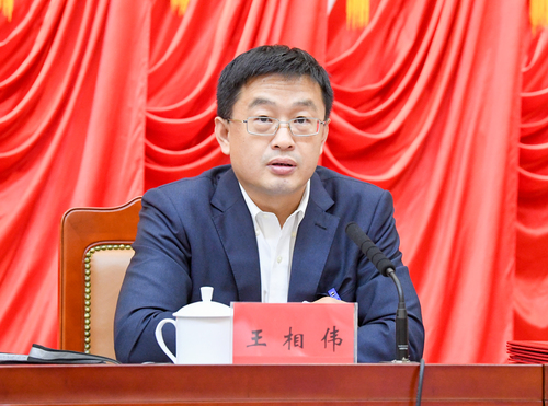 人民政协报社党委书记、社长王相伟主持会议