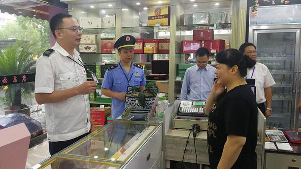 杭州市萧山区纪委监委开展“烟票”专项整治，坚决遏制“烟票”、支付凭证等有价证券背后的“四风”问题滋生蔓延。图为近日，该区纪委监委牵头组织的专项检查组对一家烟酒店开展“烟票”问题专项检查。杨圆圆 摄