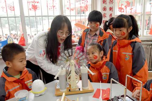 9 科技小屋志愿者为孩子们讲解发电机原理。岳本勇摄