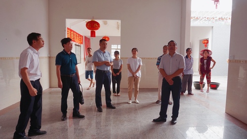 2019年8月29日，市政协党组书记、主席杨志宇（右一）带领有关职能部门深入北界镇西镇村调研六文自然村村务协商议事会建设遇到的规划难问题。