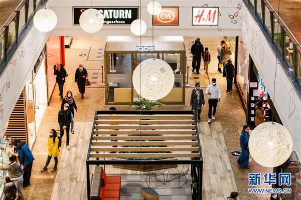 10月14日，在德国首都柏林，人们在一家商场购物。 德国疾控机构罗伯特·科赫研究所14日公布的新冠疫情数据显示，截至当天零时，德国较前一日新增确诊病例5132例，创4月初以来单日新增最高纪录。 新华社发
