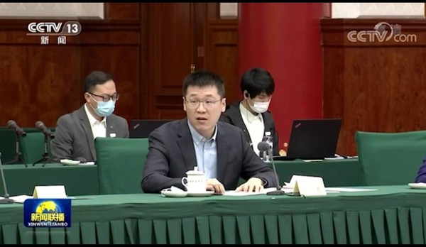 10月15日，拼多多CEO陈磊（前排发言者）作为惟一的特邀企业代表，受邀参加全国政协双周协商座谈会，提出培养数字农业电商人才、制订农产品分级分类标准等解决农产品销售难的建议。（图片来源：央视《新闻联播》）