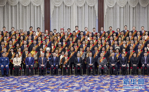 10月17日，中共中央政治局常委、全国政协主席汪洋在北京会见全国脱贫攻坚奖获奖者。新华社记者 殷博古 摄