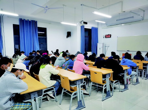 ▲10月15日，在江苏师范大学科文学院，学生们在上课。本报记者郑生竹摄