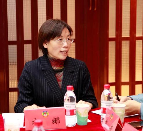 李娜委员介绍菊儿社区情况 李娜委员介绍菊儿社区情况