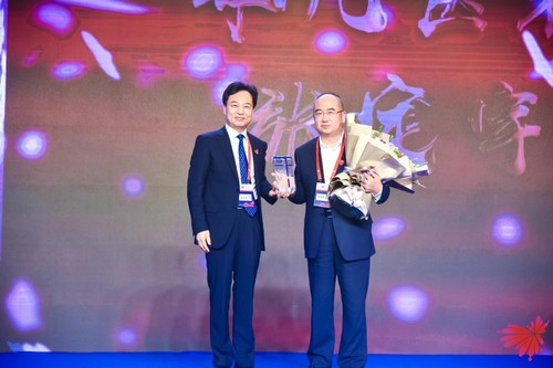 赵玉沛院士为张定宇院长颁奖