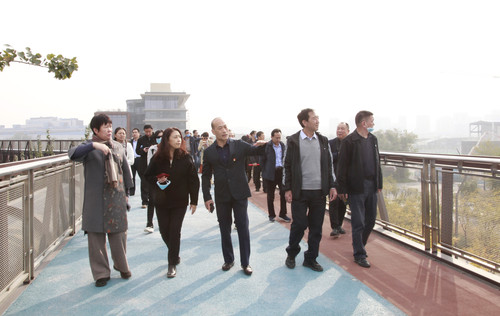 党员干部们参观首钢园区 党员干部们参观首钢园区