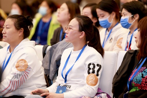 现场参会观众认真聆听