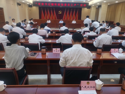 中共汕尾市委书记张晓强与委员对话现场 中共汕尾市委书记张晓强与委员对话现场