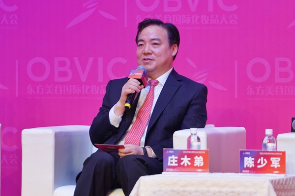 上海市奉贤区委书记庄木弟接受记者采访