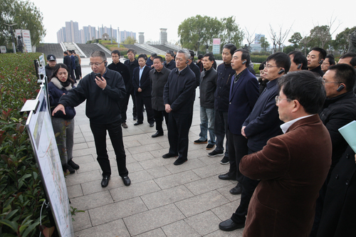 市政协中共界别活动组委员调研镜湖核心区建设情况，市政协领导以界别委员身份参加调研。（摄影 韩婷婷）