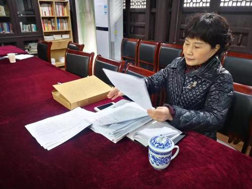 屠剑虹委员正着手准备一场委员会客厅活动。（摄影 徐翱翔）