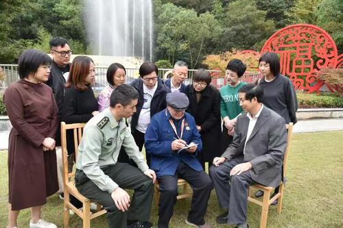 市政协党员委员带领“80后”委员看望抗美援朝老战士，听烽火往事、树家国情怀。（摄影 傅亚男）