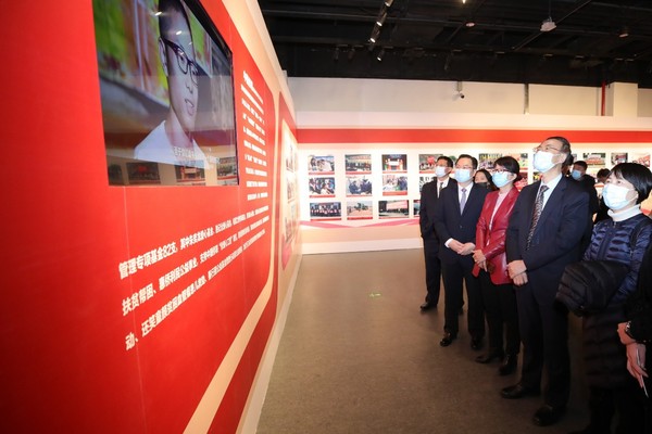 开幕活动后，与会各界人士参观“追梦中华·侨与脱贫攻坚”网络主题活动成果展