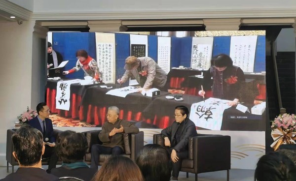 北京书法家协会副主席孟繁禧（右2）、杨广馨（右1）与台湾书法家探讨书法艺术与创作。修菁　摄